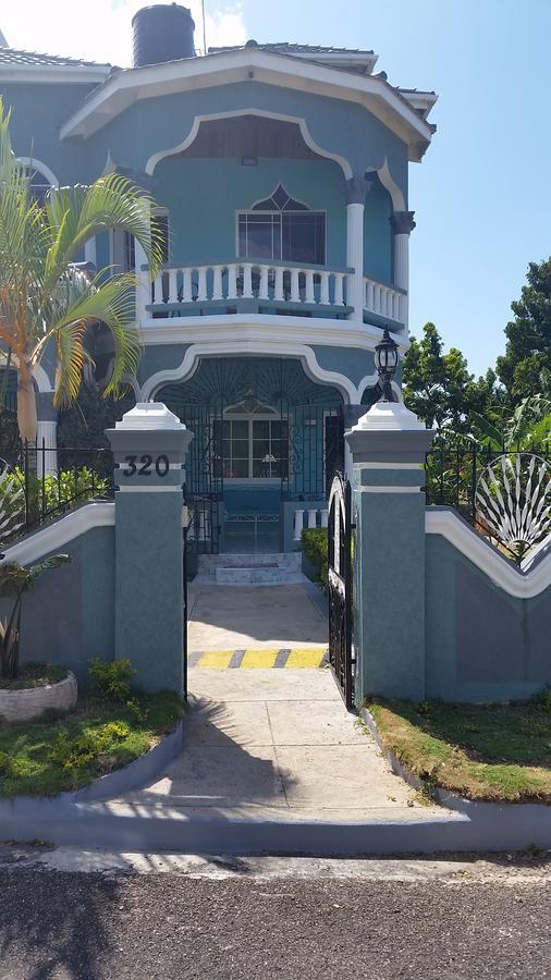 Bailey'S Bed And Breakfast Runaway Bay Bagian luar foto