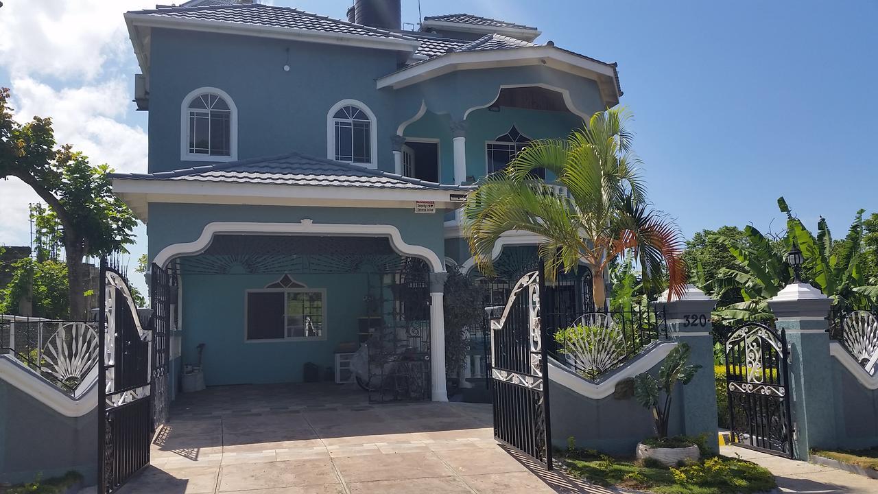 Bailey'S Bed And Breakfast Runaway Bay Bagian luar foto